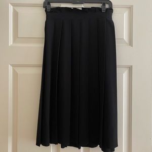 Mid length pleated skirt